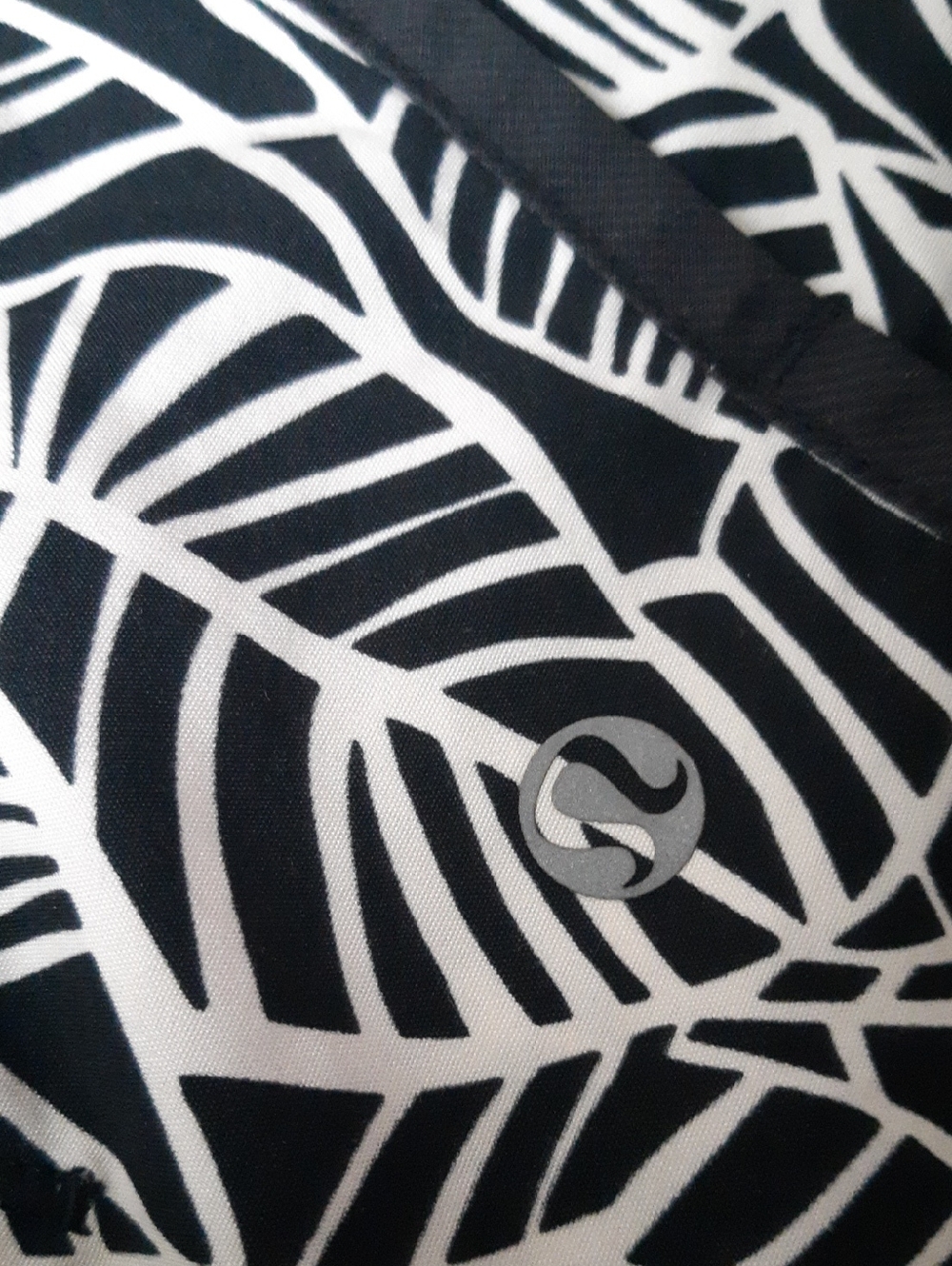 Lululemon athletica Black and White Leaf-Print Athletic Shorts Size 6 - Picture 4 of 6